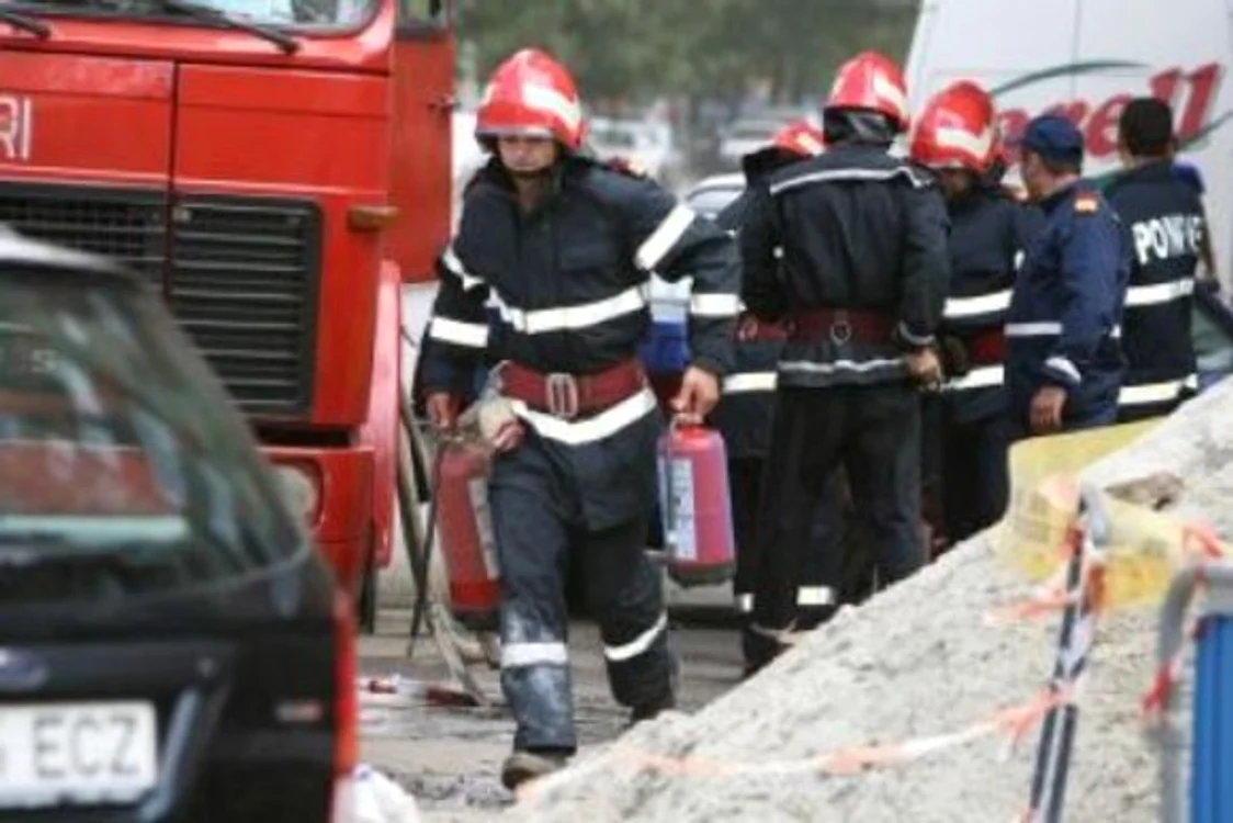 
    Pompierii au fost solicitați să intervină la un bloc din Crucea, județul Constanțafoto: arhiva Click!  