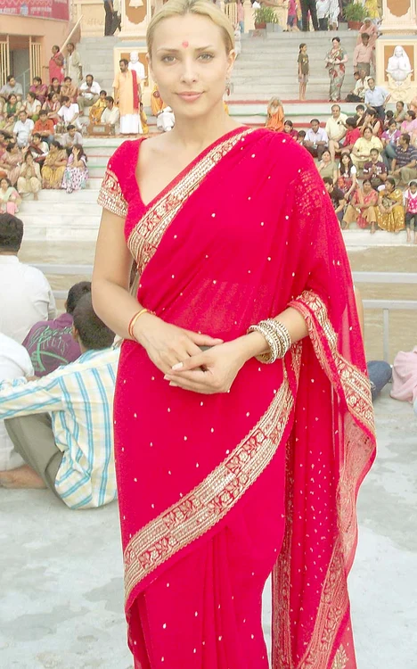 
    Iulia Vântur  şi-a făcut  debutul în  cinematografia  indiană  