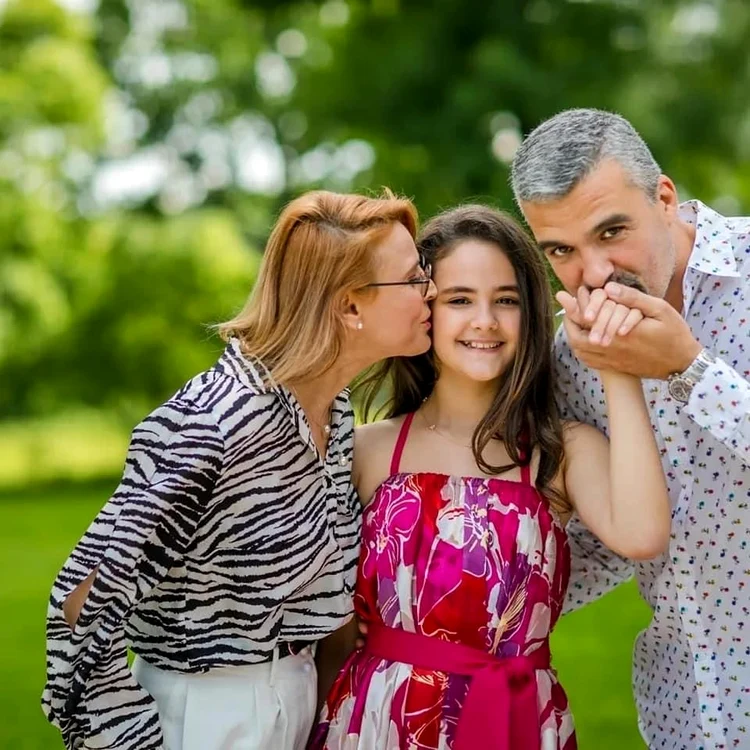 Dora are 11 ani și este fiica pe care Monica Davidescu o are cu Aurelian Temișan  