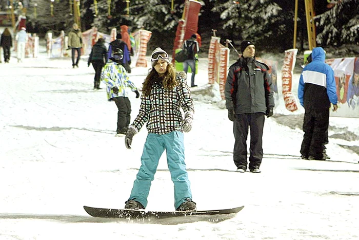 Ianuarie 2013: Era zăpadă din belşug, iar bucureştenii se dădeau cu sania pe derdeluş (Fotografii: Dorin Constanda )