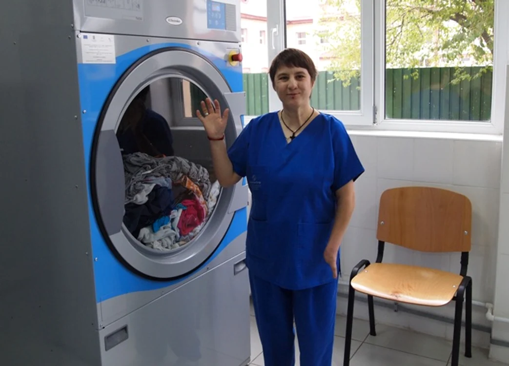 Petronela Gorea (35 de ani) spală zilnic circa 100 kg de rufe