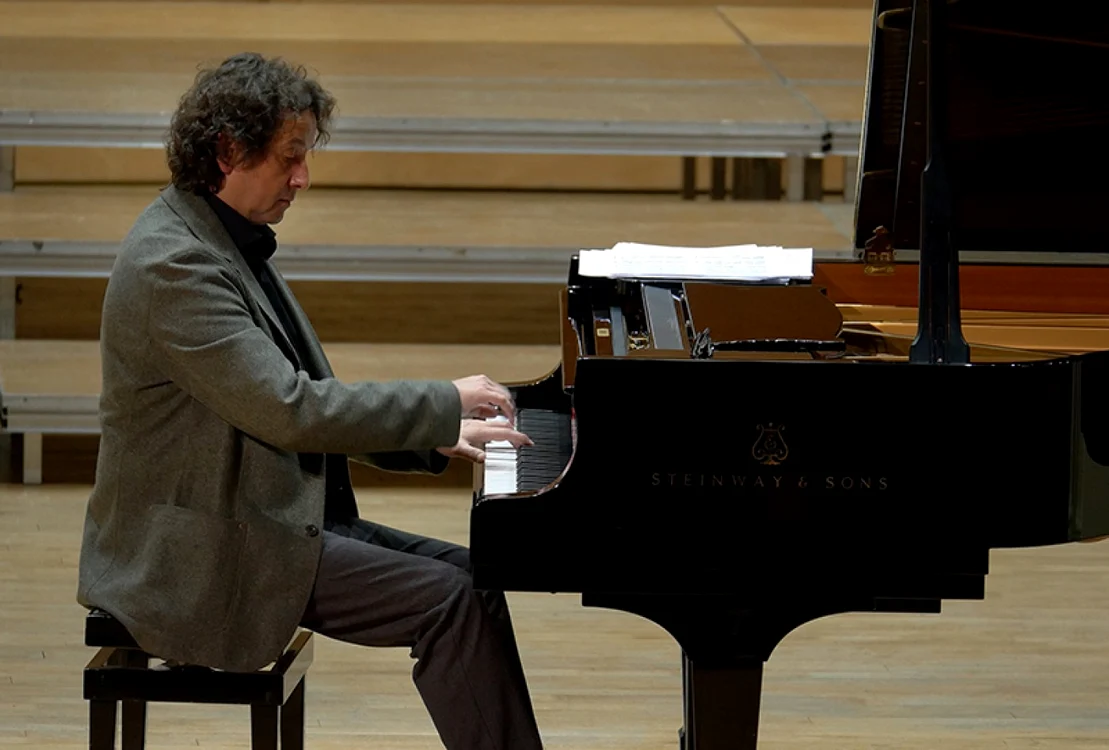 Pianistul Horia Mihail va încânta publicul meloman din Slatina şi Caracal FOTO www.pianulcalator.ro