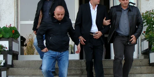 Vasile Ruşeţ (în stânga, cu chelie), în momentul în care a fost reţinut