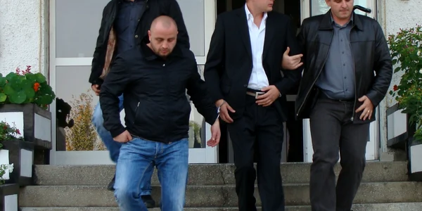 Vasile Ruşeţ (în stânga, cu chelie), în momentul în care a fost reţinut