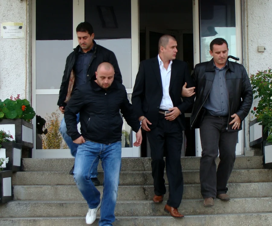 Vasile Ruşeţ (în stânga, cu chelie), în momentul în care a fost reţinut