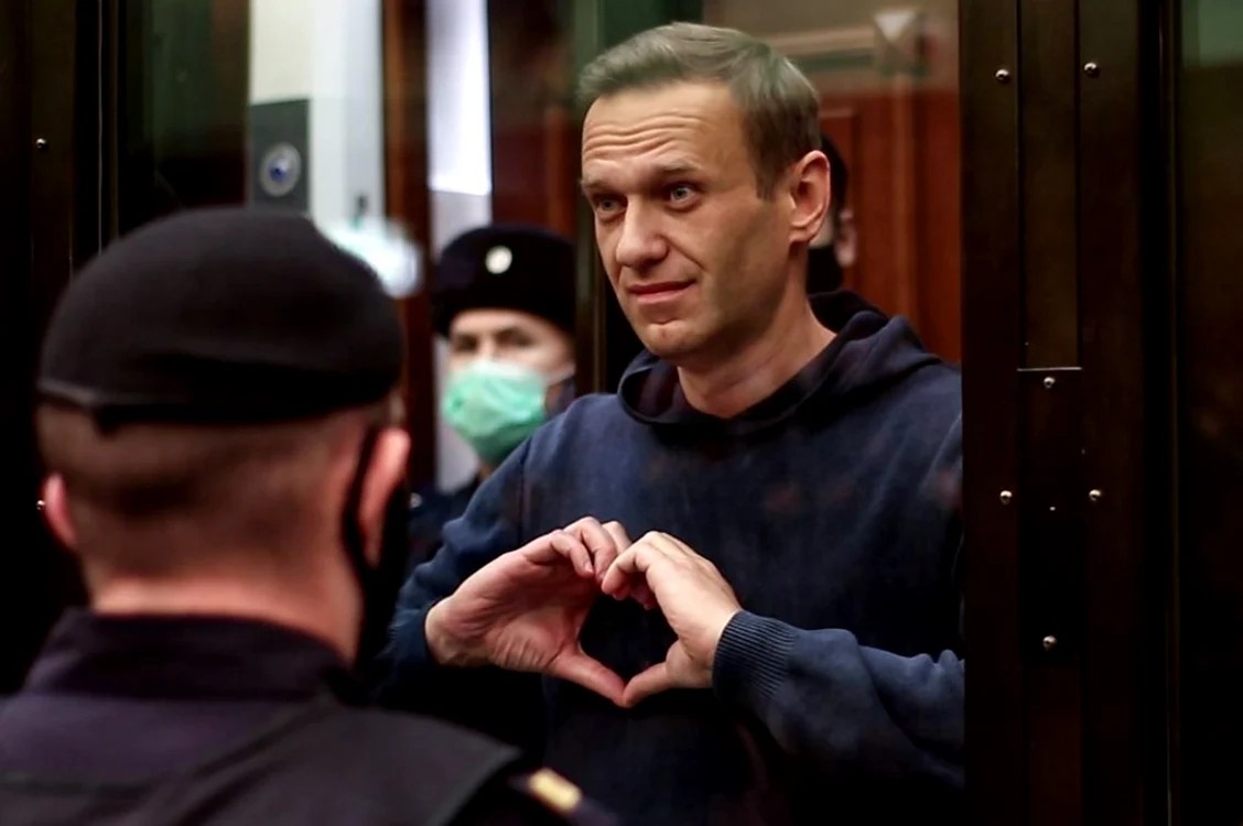 
    Semnul făcut de Navalnîi către soția saFoto: AFP PHOTO / MOSCOW CITY COURT PRESS SERVICE / HANDOUT  
