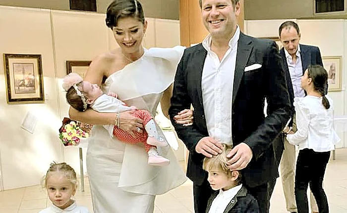 
    Alături de  soț de cei  trei copii  