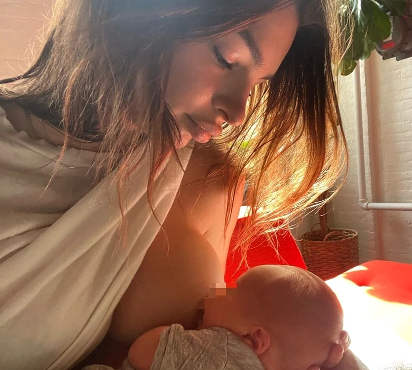 Emily Ratajkowski s-a fotografiat în timp ce își alăpta micuțul