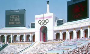 Ceremonia de deschidere a Jocurilor Olimpice de vară din 1984, la Memorial Coliseum din Los Angeles (© Wikimedia Commons)