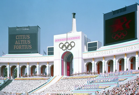 Ceremonia de deschidere a Jocurilor Olimpice de vară din 1984, la Memorial Coliseum din Los Angeles (© Wikimedia Commons)