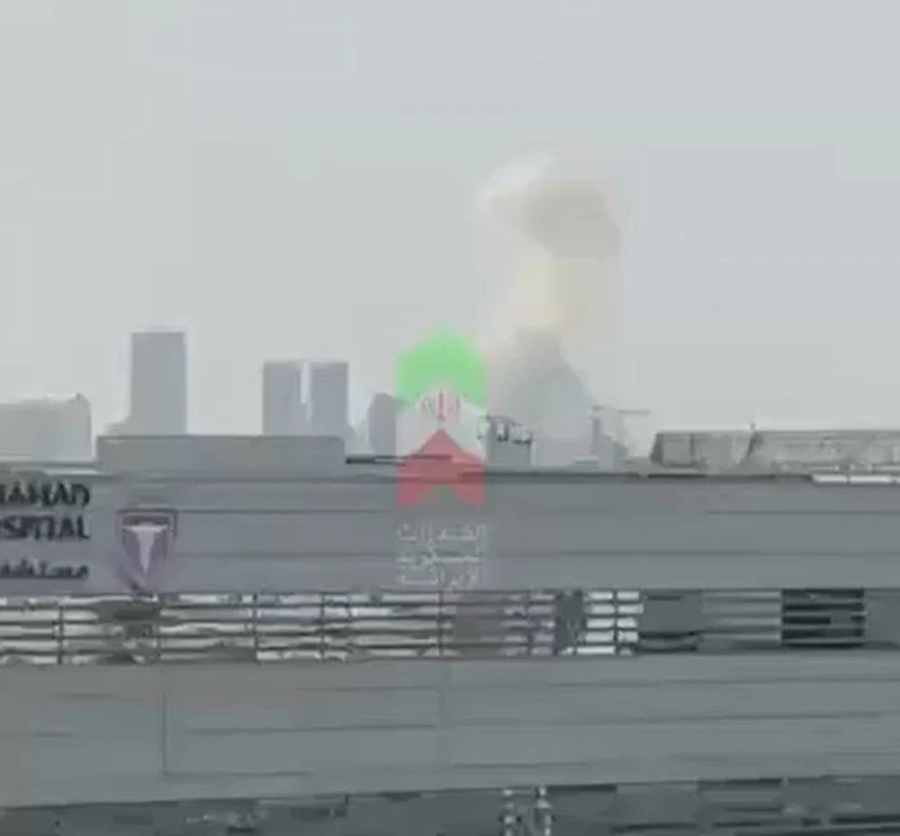 Ambasada SUA din Kuweit, atacată de o dronă iraniană. Fum dens se ridică de pe clădire, în timp ce tensiunile în Orientul Mijlociu se amplifică