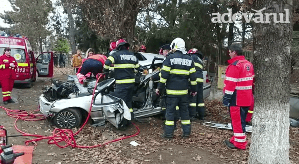 Accident grav, lângă Buzău. O tânără a fost scoasă de echipajul de descarcerare din caroseria distrusă VIDEO