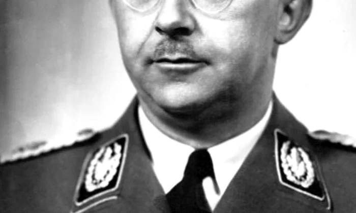 Heinrich Himmler, aflat în custodia Aliaților, se sinucide jpeg