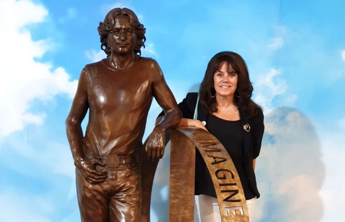 Laura Lian şi statuia dedicată lui John Lennon