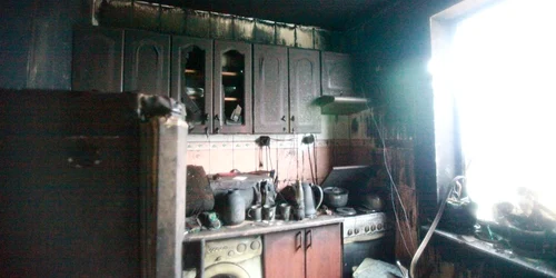 Focul a mistuit apartamentele de la ultimele etaje