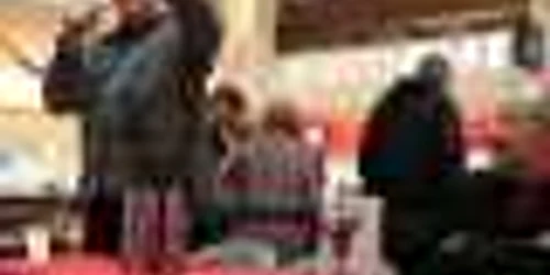 Tănase şi Dinescu au atras atenţia clujenilor prezenţi la mall.