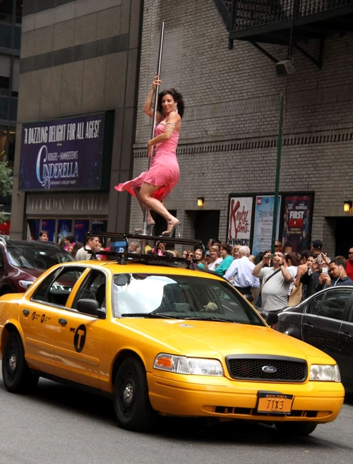 Taxi cu bara de streaptease (Foto: Hepta)