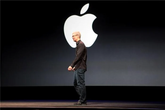 Tim Cook este actualul director al Apple.