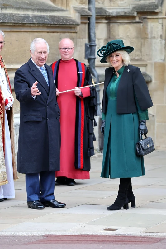 Regele Charles și Regina Camilla au participat la slujba de Paștele Catolic