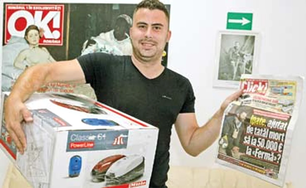 
    Mihai Daniel Tudor  a câştigat un aspirator  cu ziarul preferatFoto: Click!  