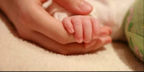 Fetiţa în vârstă de un an a murit în ambulanţă