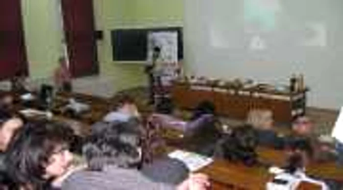 Cursanţii au asistat din sala de curs la operaţia transmisă "live"