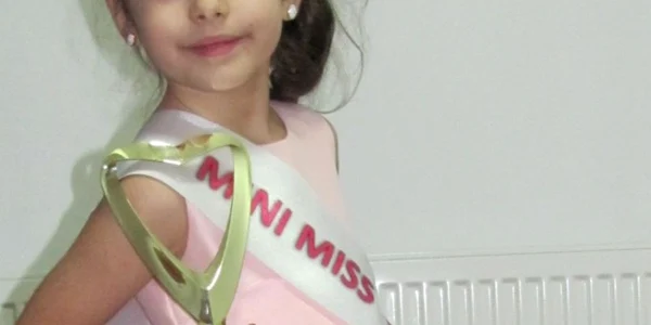 Fetiţa se mândreşte cu acest rezultat