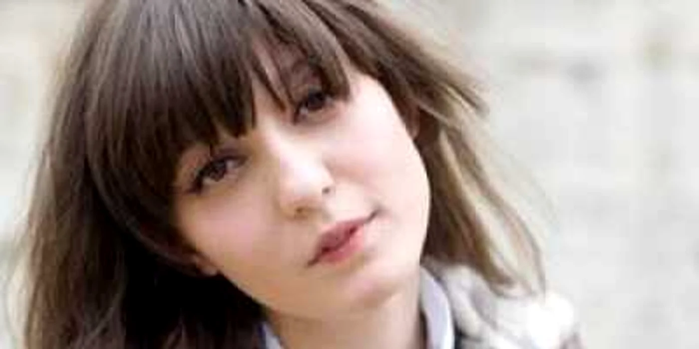 Irina Lăzăreanu sărutându-se cu Freja Beha în culisele prezentării ¨Miss Sixty¨