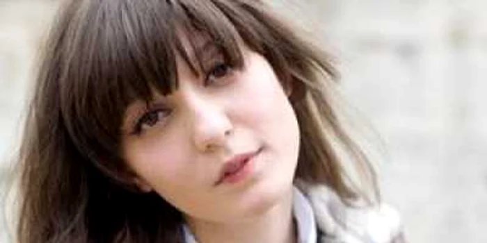 Irina Lăzăreanu sărutându-se cu Freja Beha în culisele prezentării ¨Miss Sixty¨