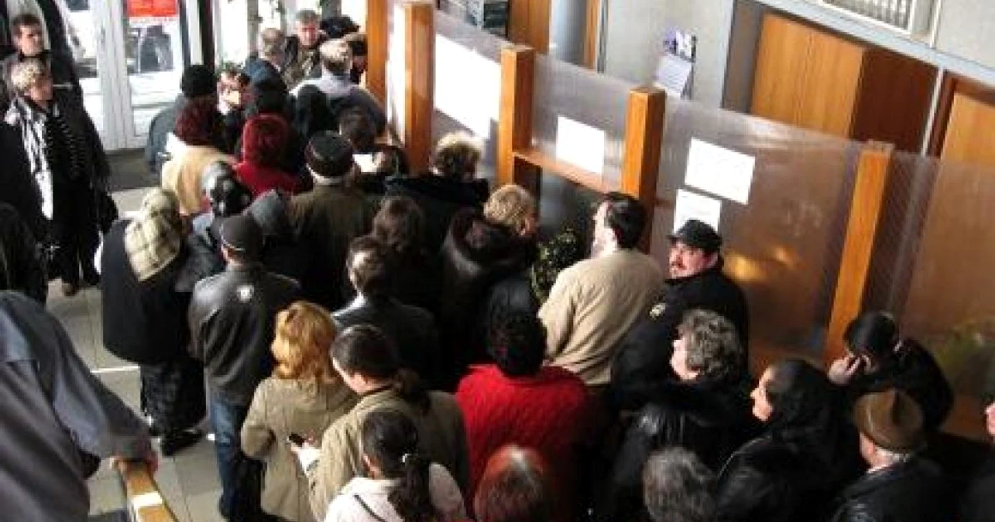 Tot mai mulți oameni își depun declarațiile pe venit în ultimele zile