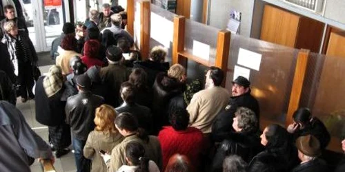 Tot mai mulți oameni își depun declarațiile pe venit în ultimele zile