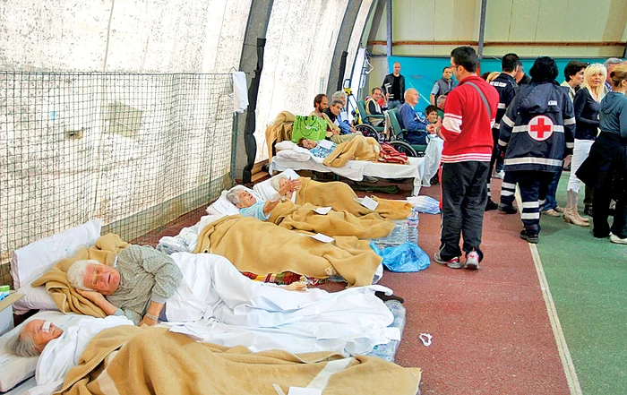 Cei rămaşi pe drumuri  sunt duşi în adăposturi  temporare