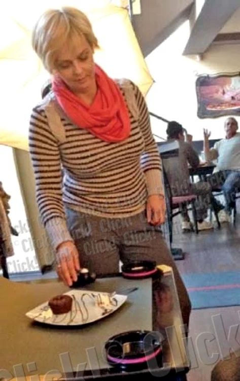 
    La restaurantul ei,  Iuliana face nişte  brioşe de te lingi  pe degete  