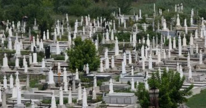 Craiova: O minoră a vrut să fure o geantă din cimitir