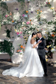 Oana Moșneagu a purtat o rochie Anne’s Bridal, iar Vlad Gherman un costum de la Consiglieri. FOTO: Photogenica