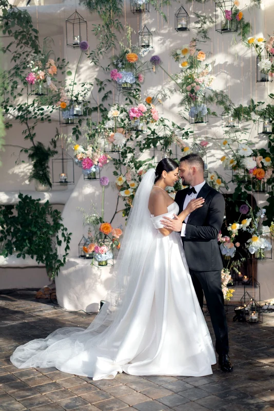 Oana Moșneagu a purtat o rochie Anne’s Bridal, iar Vlad Gherman un costum de la Consiglieri. FOTO: Photogenica