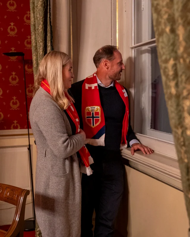 Prințul Haakon și Prințesa Mette Marit urmărind meciul Brazilia Norvegia din Campionatul Mondial de Fotbal. FOTO: Casa Regală norvegiană