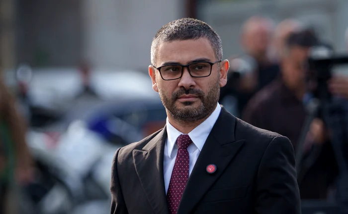 Ministrul Muncii vrea ca tot mai mulți pensionari să-și primească banii pe card FOTO: Mediafax