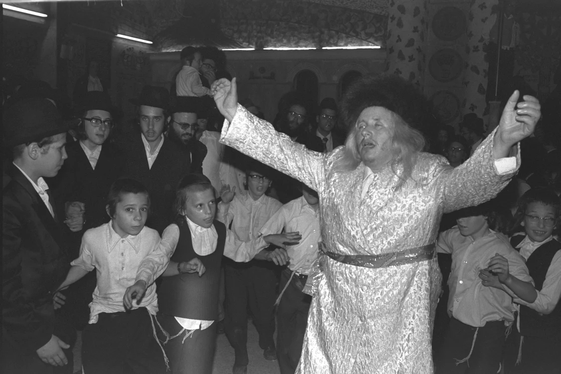 Rabin în mijlocul copiilor la un eveniment