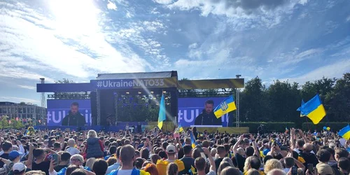 Zelenski ține un discurs pe scena pregătită la Vilnius FOTO Twitter/@Maks_NAFO_FELLA