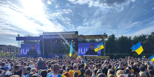 Zelenski ține un discurs pe scena pregătită la Vilnius FOTO Twitter/@Maks_NAFO_FELLA
