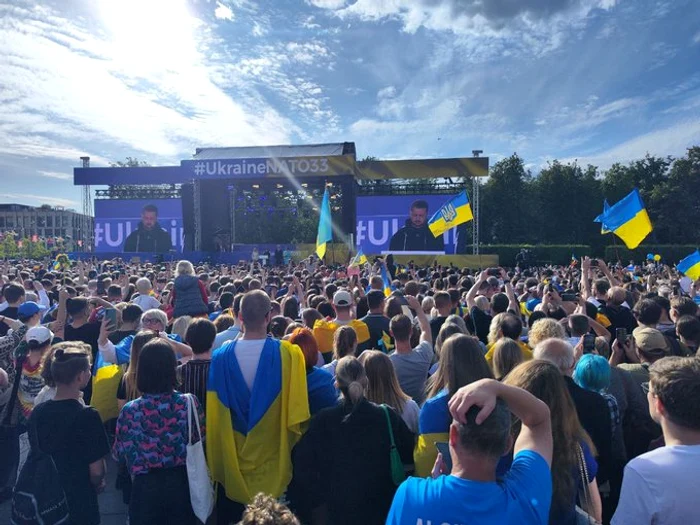 Zelenski ține un discurs pe scena pregătită la Vilnius FOTO Twitter/@Maks_NAFO_FELLA