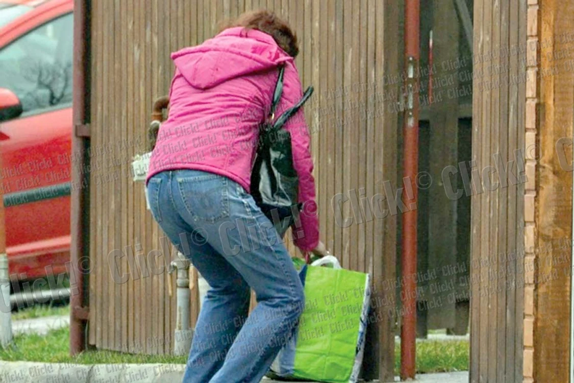Andreea Marin a ieșit din vila din Pipera încărcată cu bagaje. Ea a fost ajutată de o angajată (Fotografii: Mihai Ionescu)