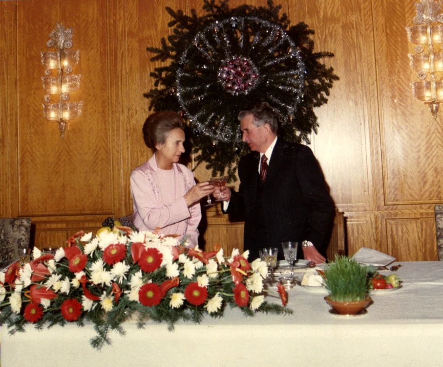 
    Nicolae și Elena Ceaușescu ciocnind un pahar cu ocazia Revelionului 1988Foto: Fototeca online a comunismului românesc  