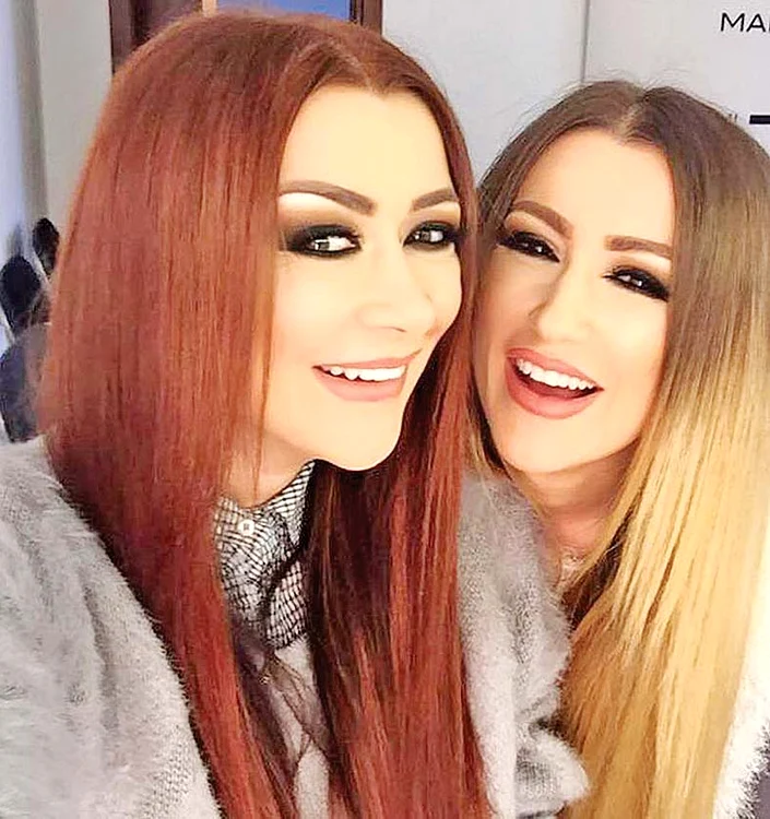 Daniela Crudu şi Ana Maria, care şi-a modificat pomeţii, şi-a pus silicoane şi şi-a mărit buzele
