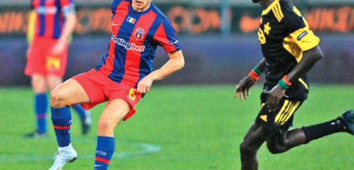 Adus cu surle şi trâmbiţe de la FC Argeş, Cristi  Tănase (stânga) a  dezamăgit crunt la Steaua