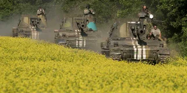 Vehicule ucrainene de artilerie autopropulsate se îndreaptă spre poziţii lângă Doneţk estul Ucrainei FOTO AP