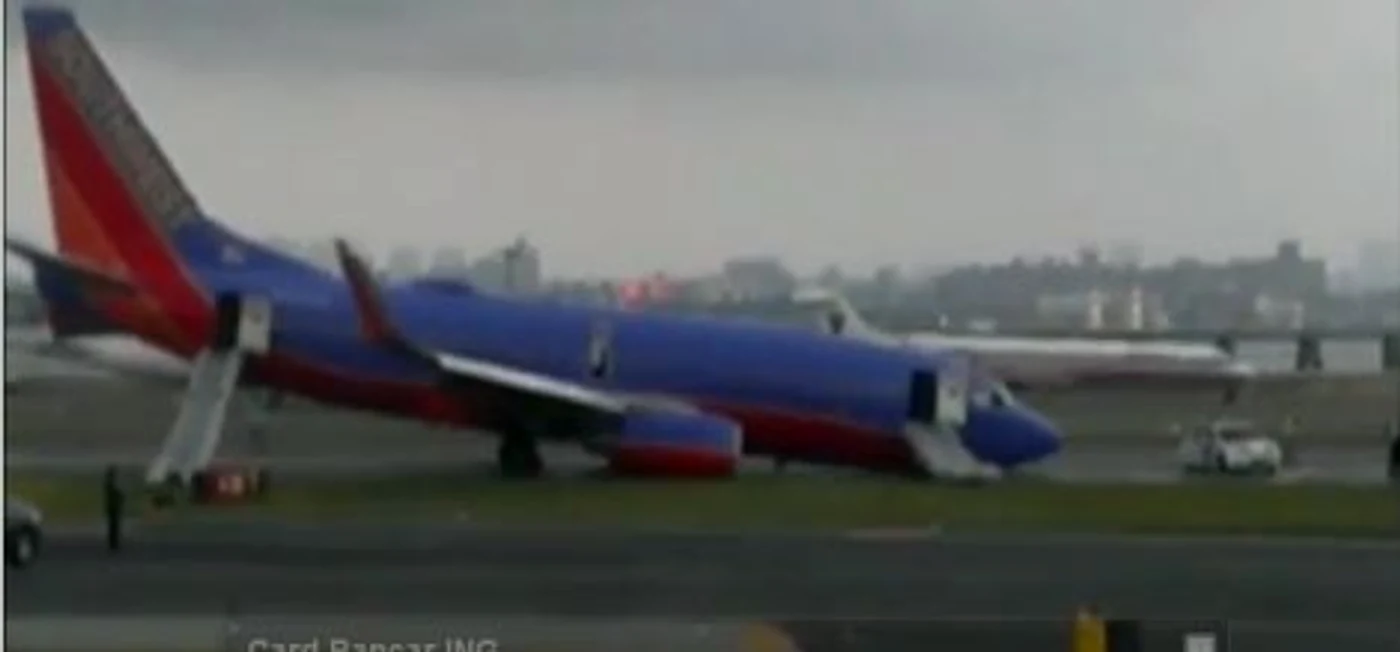 
    Un avion a aterizat fara trenul din fata pe aeroportul din New York  