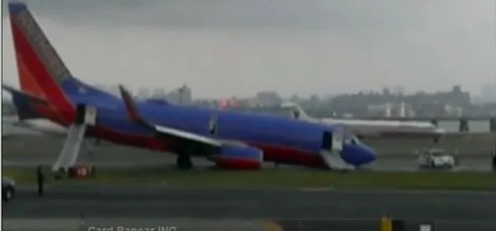 
    Un avion a aterizat fara trenul din fata pe aeroportul din New York  