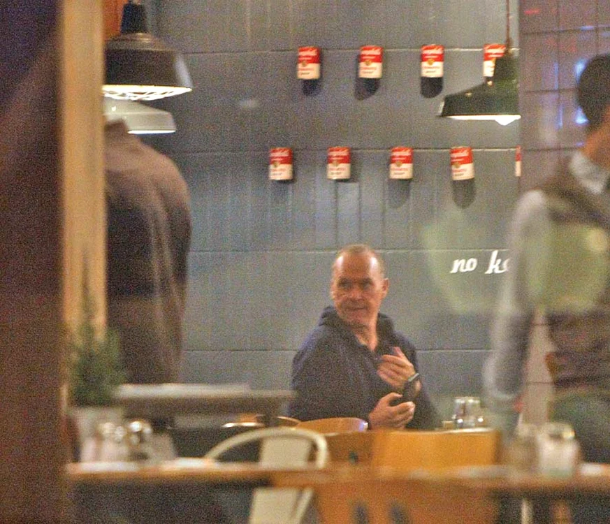El a ținut legătura  cu echipa de filmare prin telefonul mobil